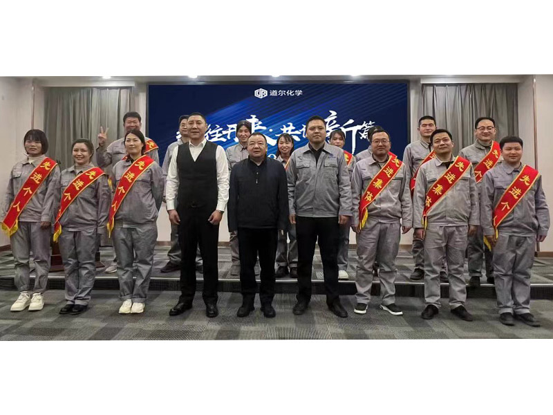 公司領導和獲獎者合影